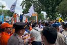Giliran Ratusan Buruh Riau Minta Pemerintah Batalkan Kenaikan BBM, Ini Tuntutannya - JPNN.com