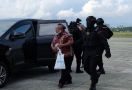 Setelah Ditangkap KPK, Bupati Mimika Dibawa ke Jakarta - JPNN.com