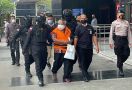 Bupati Mimika Tiba di KPK, 3 Brimob Menggiring, Lihat - JPNN.com