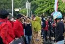 Viral Video Mak-Mak Semprot Mahasiswa Unhas saat Demo Tolak Kenaikan BBM - JPNN.com
