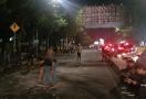 Seusai Mengamankan Demo Mahasiswa Tolak Kenaikan BBM, Polisi Membersihkan Batu di Jalanan - JPNN.com