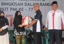 Gebyarkan HUT ke-77, PMI Serahkan Bantuan 777 Paket Sembako kepada Masyarakat Perumnas Mandala - JPNN.com