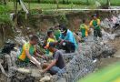 Cegah Banjir dan Longsor, Satgas Yonarmed 1 Kostrad dan Warga Pasang Bronjong di Sungai Waiheru - JPNN.com