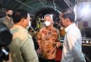 Hari Sudah Malam, Jokowi dan Prabowo Tiba di Pabrik Ini, Ada Tomy Winata Membayangi - JPNN.com