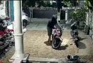 Viral, Maling Motor di Bekasi Beraksi Dalam Hitungan Detik, Terekam CCTV - JPNN.com