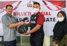 Polisi Bagikan Sembako BBM kepada Guru Mengaji di Ternate - JPNN.com