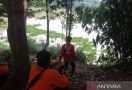 Nenek Epon Hilang Terbawa Arus Sungai Cisokan, Tim SAR Bergerak - JPNN.com