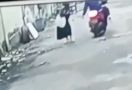 Aksi Begal Payudara Mahasiswi di Palembang Terekam CCTV, Pelaku Pakai Motor Merah - JPNN.com