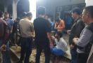 Penangkapan Bandar Narkoba Berlangsung Tegang, Ratusan Warga Melawan Polisi - JPNN.com