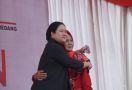 Lihat, Seorang Ibu Memeluk dan Mendoakan Mbak Puan Jadi Presiden - JPNN.com