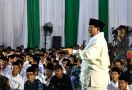 Prabowo Subianto Minta Dimandikan Kiai, Para Santri pun Tertawa - JPNN.com