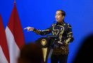 Kerap Gonta-ganti Pakaian Adat, Jokowi Kuatkan Identitas Kebangsaan - JPNN.com