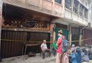 Kompleks Pertokoan Pasar Dika Palembang Terbakar, 3 Ruko Hangus - JPNN.com