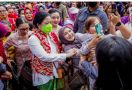 Ikuti Parade Kebaya Bersama Ibu Negara, Puan Jadi Sasaran Swafoto Peserta - JPNN.com
