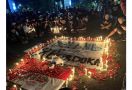 Ratusan Lilin dan Taburan Bunga, Jakmania Kirimkan Doa kepada Korban Tragedi Kanjuruhan - JPNN.com