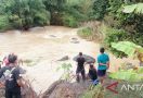 Terpeleset dan Jatuh ke Sungai Rewod, 1 Orang Meninggal Dunia, Lainnya Hilang - JPNN.com