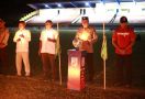 Warga Papua Menyalakan Lilin untuk Korban Tragedi Kanjuruhan - JPNN.com