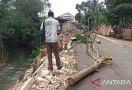 Hati-Hati, Jalan di Jakarta Timur Longsor - JPNN.com