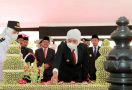 Peringati Hari Jadi Ke-77 Jatim, Gubernur Khofifah Berziarah ke Makam Pendahulunya - JPNN.com