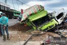 5 Mobil Terlibat Tabrakan Beruntun di Jalan Lintas Bukittinggi - Padang Panjang - JPNN.com