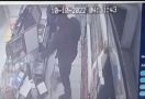 Detik-Detik Perampok Bersenpi di Pekanbaru Terekam CCTV, Lihat - JPNN.com