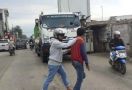 5 Preman Pelaku Pemalakan Sopir Truk di Bekasi Ditangkap Polisi, Rasain - JPNN.com