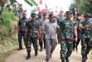 TNI Buka Akses Jalan yang Menghubungkan 2 Kecamatan di Bogor - JPNN.com