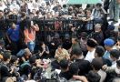 Anies Berdebat dengan Pedemo, Ngotot Tak Mau Menandatangani Surat Ini - JPNN.com