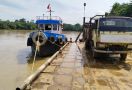 Ponton Oleng, 4 Truk Bermuatan Sawit Tercebur ke Sungai, 1 Orang Tewas Tenggelam - JPNN.com