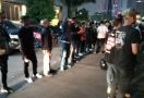 Dua Kelompok Masyarakat Bentrok di Depan Polisi, 3 Korban Mengalami Luka-Luka - JPNN.com