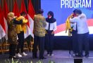 Menaker Ida Dampingi Jokowi Lepas 597 PMI ke Korea Selatan - JPNN.com