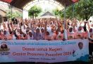 Ratusan Mak-mak di Indramayu Berharap Ganjar jadi Presiden 2024 - JPNN.com