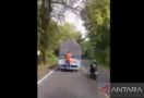 Video Aksi Bajing Loncat di Jalur Ngawi-Solo Viral, Polisi Bereaksi Begini - JPNN.com