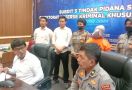 Bos Travel di Makassar Dipakaikan Baju Tahanan, Ternyata Ini Kejahatannya - JPNN.com