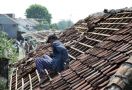Bencana Angin Kencang di Sidoarjo, Pemkab Menyalurkan Bantuan ke Warga Terdampak - JPNN.com