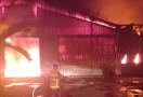 Kebakaran Gudang di Bekasi, Kerugian Capai Puluhan Miliar Rupiah - JPNN.com