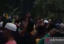 Duduk Perkara Pencinta Habib Rizieq Kepung Polisi di Pesantren Pamekasan - JPNN.com