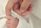 Potret Tangan Mungil Putri Alika Islamadina yang Baru Lahir, Imut - JPNN.com