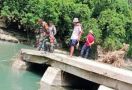 Jembatan Desa di Polman Rusak Akibat Banjir, TNI Bersama Rakyat Buat Jalur Alternatif - JPNN.com