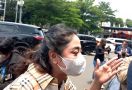 Datangi Polres Metro Jakarta Selatan, Dewi Perssik Mau Apa? - JPNN.com