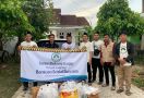 Sukarelawan Santri Dukung Ganjar Bagikan Sembako ke Korban Banjir di Lampung Selatan - JPNN.com