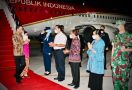Malam-malam, Jokowi Tiba di Bali, Luhut Pertama Menyambut - JPNN.com