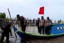 Begini Perjuangan Polres Dumai Antar Bantuan ke Daerah Terisolasi Kampung Penempul - JPNN.com