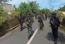 TNI dan Brimob Gelar Patroli Bersama Demi Ciptakan Kedamaian di Negeri Kariu - JPNN.com