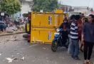 Hindari Penyeberang Jalan, Mobil Boks Terguling di Bekasi - JPNN.com