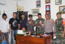 Berhadapan dengan Anggota TNI Serka Haerudin, Remaja Ini Menyerah - JPNN.com