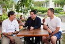 Erick Thohir Suguhkan 2 Makanan Khas Indonesia kepada John Terry dan Alessandro Nesta - JPNN.com