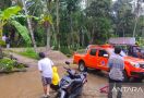 Hendak Menolong Warga Terkepung Banjir di Solok, Jerry Dipatuk Ular, Langsung Dilarikan ke RS - JPNN.com