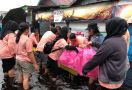 Mak Ganjar Terobos Hujan Untuk Serahkan Bantuan kepada Korban Banjir di Palangkaraya - JPNN.com