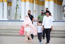 Jokowi dan Iriana Ajak Jan Ethes ke Masjid Sheikh Zayed, Lihat Gaya Mereka - JPNN.com